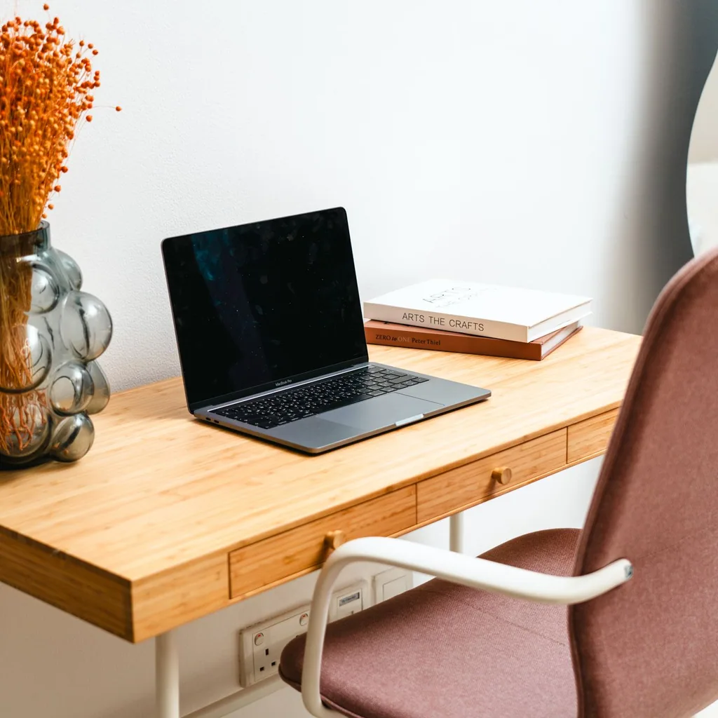 Le bureau d'un designer au crépuscule, l'espace de travail RMCflow ouvert